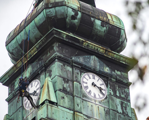 Kletterer repariert Kirchturmfassade