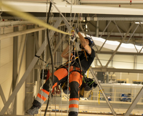 Lampentausch in einer Industriehalle