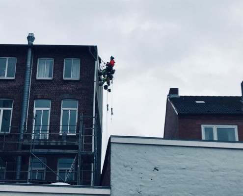 Fassadenarbeiten an einer Klinkerhauswand