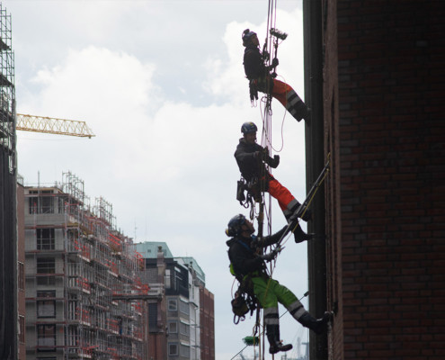 Fassadenreinigung durch 3 Kletterer mit Osmose