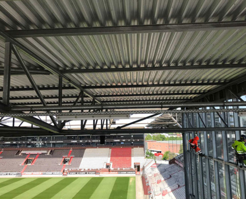 Glasreinigung der Fassade im St. Pauli Stadion