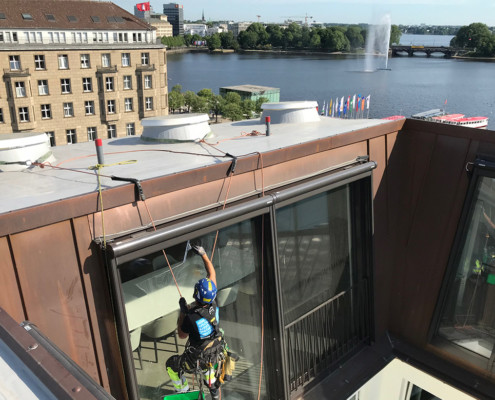 Professionelle Fensterreinigung mithilfe von Klettertechnik