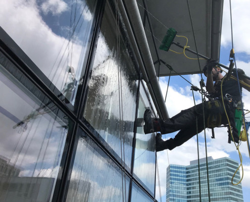 Glasreinigung der Außenfenster von oben