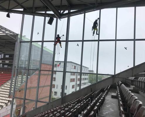 Industriekletterer bei Reinigung der Glasfassade des St. Pauli Stadions