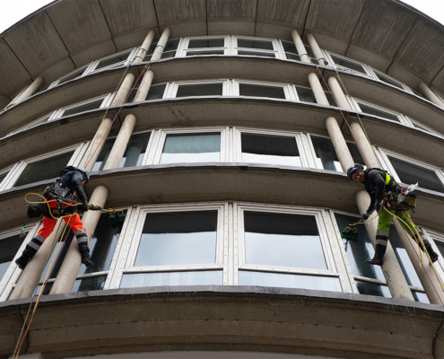 Reinigung einer Fassade durch Kletterer