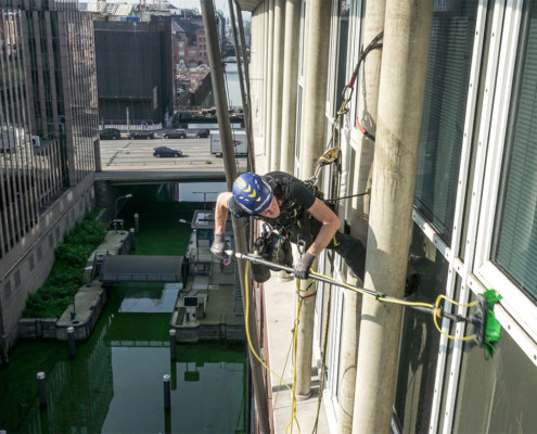 Fassadenreinigung über Wasser mithilfe von Klettertechnik