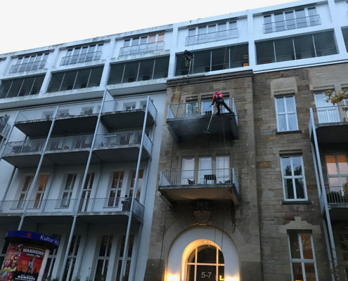 Fassadenreinigung von einem Mehrfamilienhaus