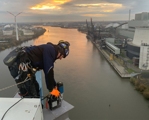Prüfung und Montage an einem Bauwerk über Wasser