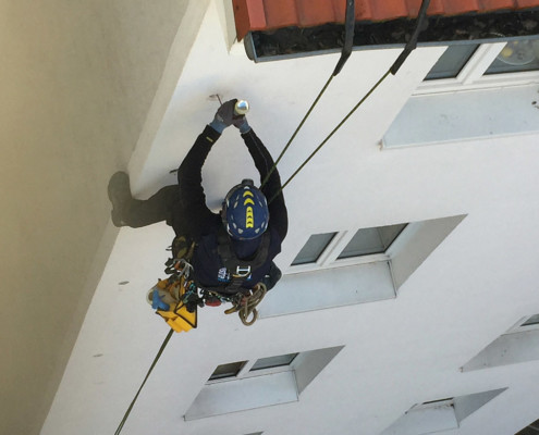 Spechtlochbeseitigung an einer WDVS Fassade