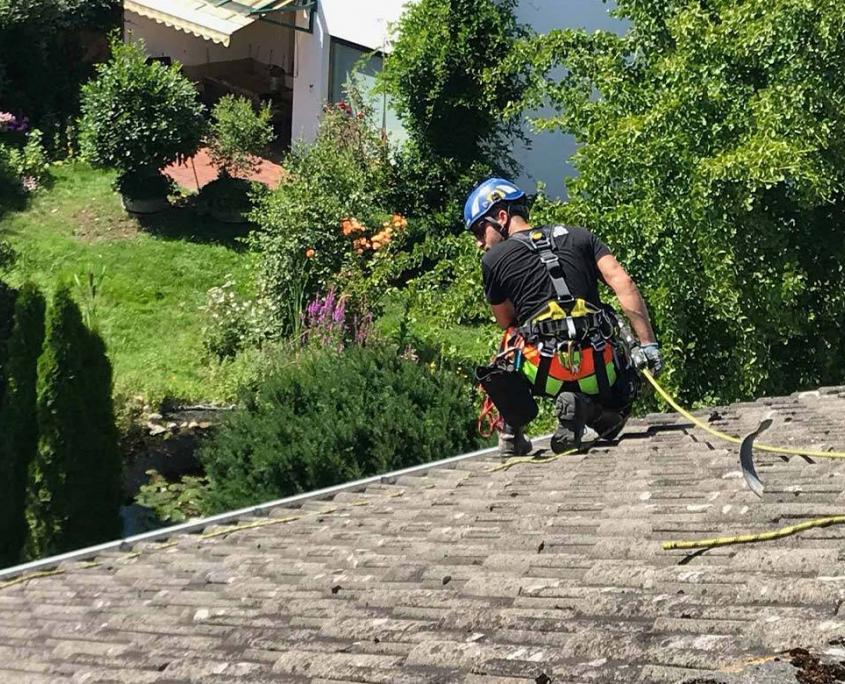 Inspektion des Daches durch Kletterer