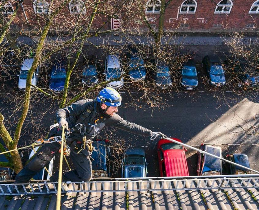 Dachrinnenreinigung durch Kletterer