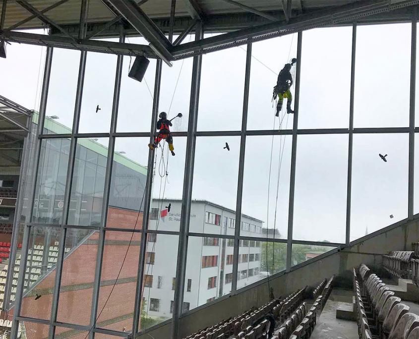Reinigung der Glasfassade im St. Pauli Stadion