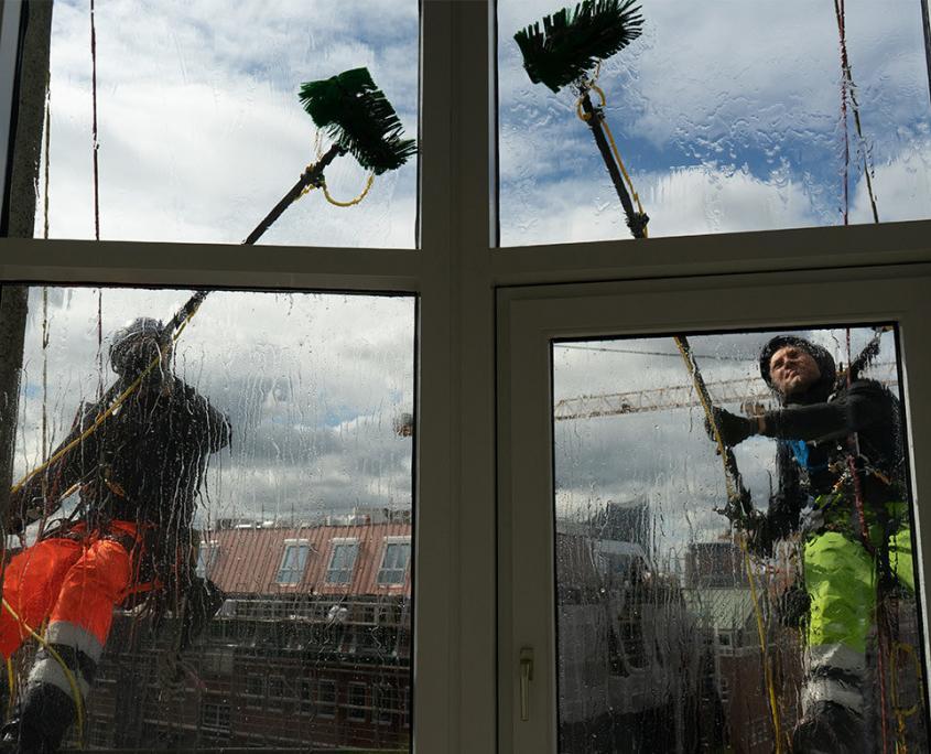 Reinigung der Außenfenster durch Industriekletterer
